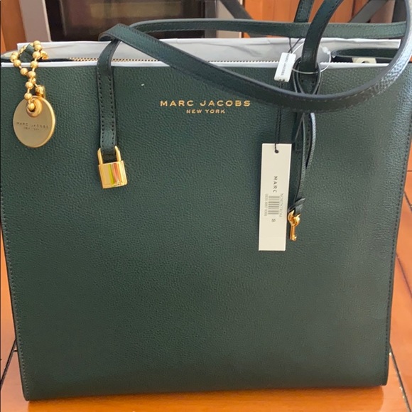 Marc Jacobs Handbags - NWT Marc Jacobs green leather tote